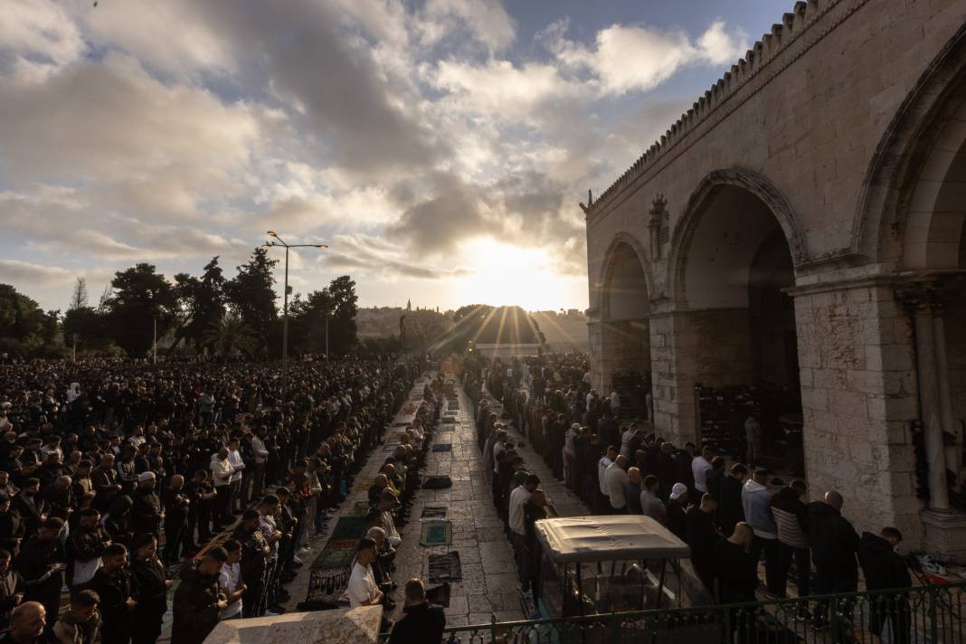 İsrail’in kısıtlamalarına rağmen akın ettiler: 120 Bin Filistinli Mescid-i Aksa’da saf tuttu - Resim: 29